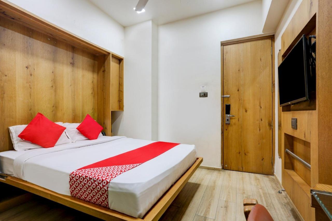 Oyo 81549 Hotel Elegance Nx Mumbai Exteriör bild
