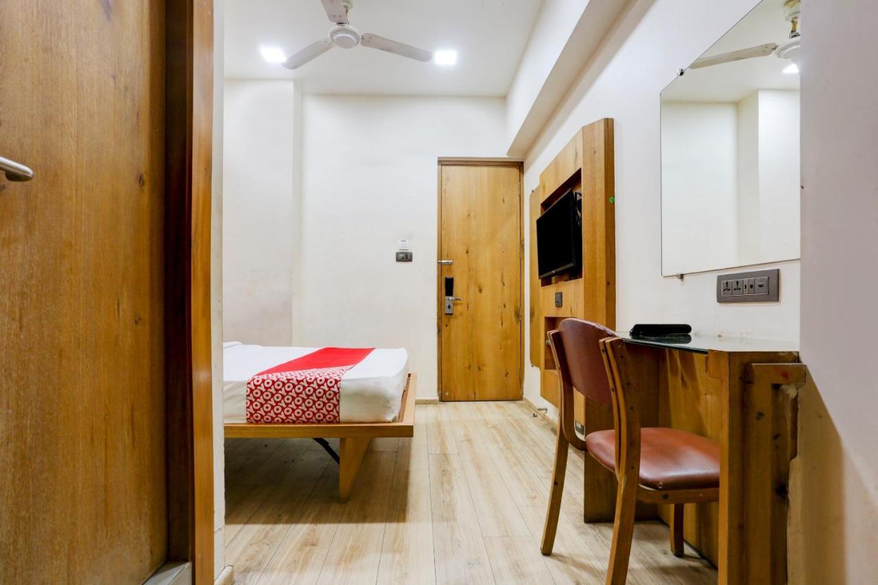 Oyo 81549 Hotel Elegance Nx Mumbai Exteriör bild