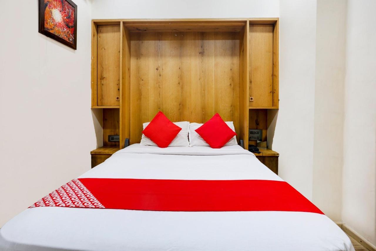 Oyo 81549 Hotel Elegance Nx Mumbai Exteriör bild